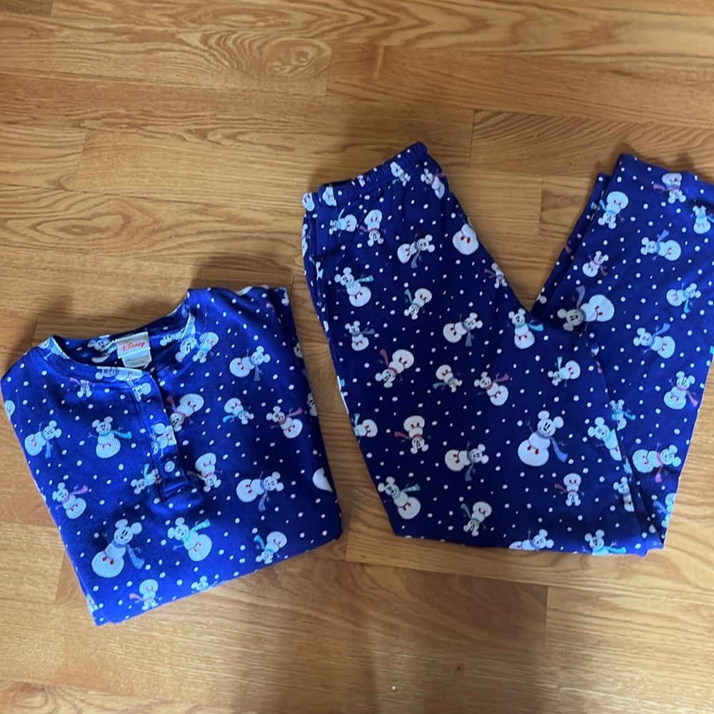 Woman’s Disney Mickey Mouse Snowman pajama set size xs/s